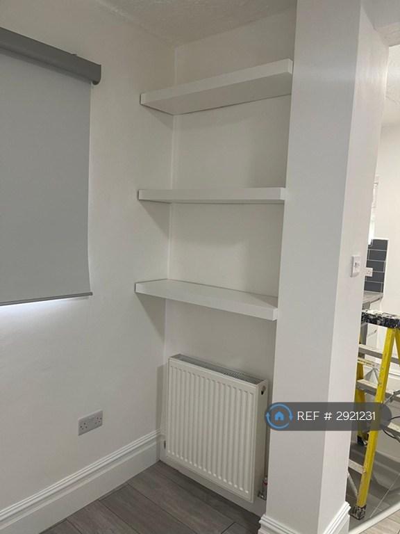 Flat Merlin Crescent in Greater London