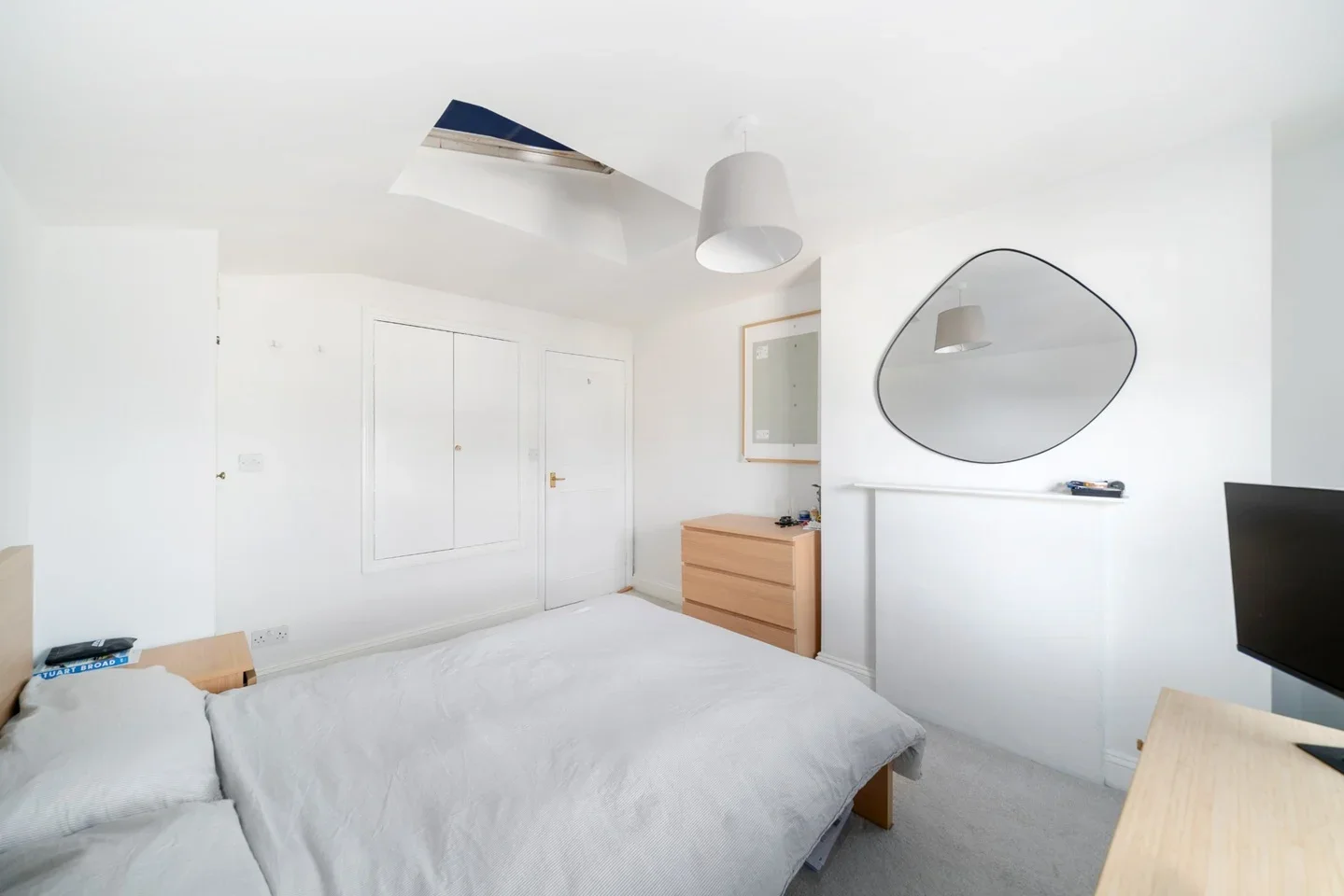 Flat Summerley Street in Greater London