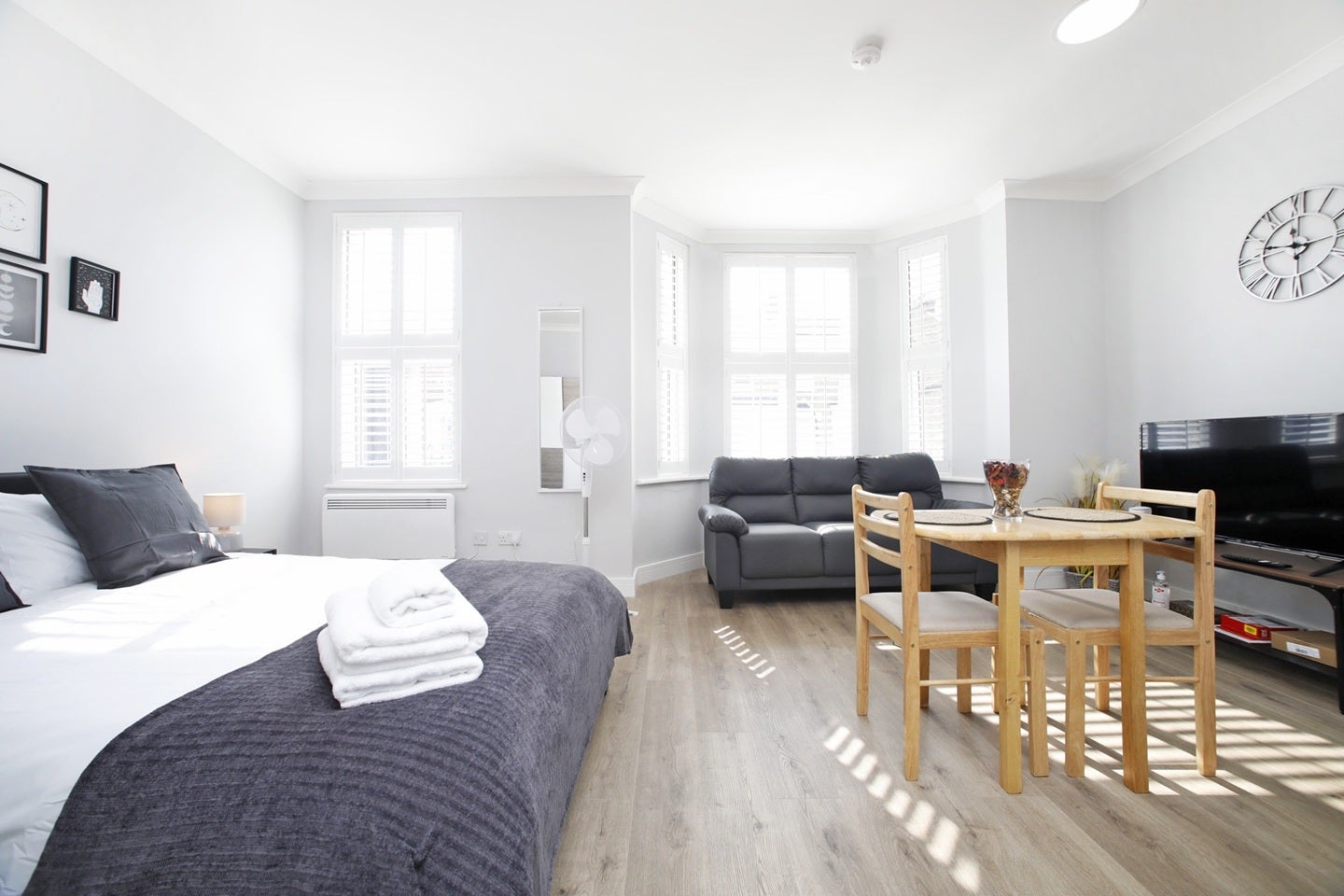 Flat Frithville Gardens in Greater London