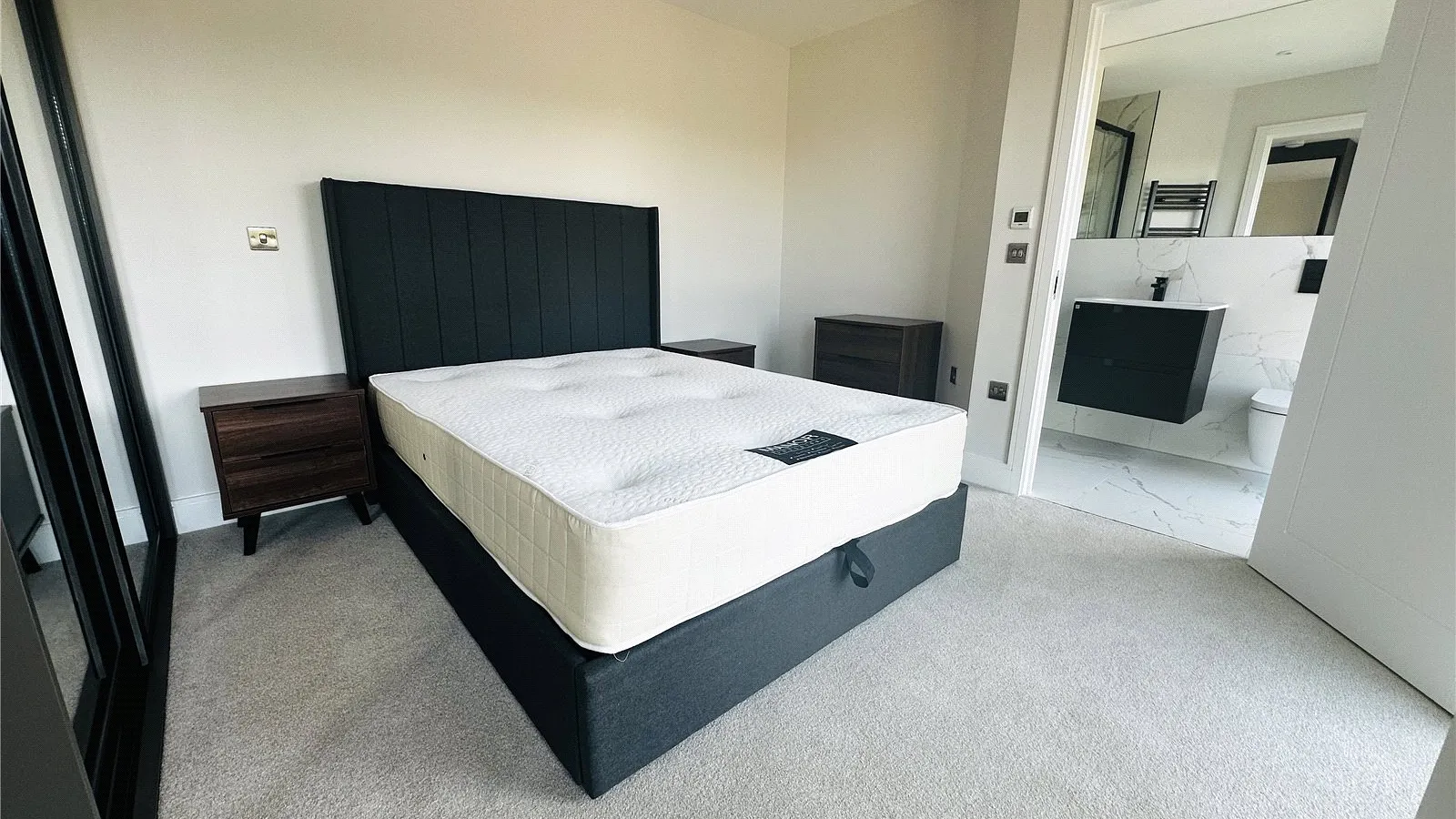 Flat Cockfosters Road in Greater London