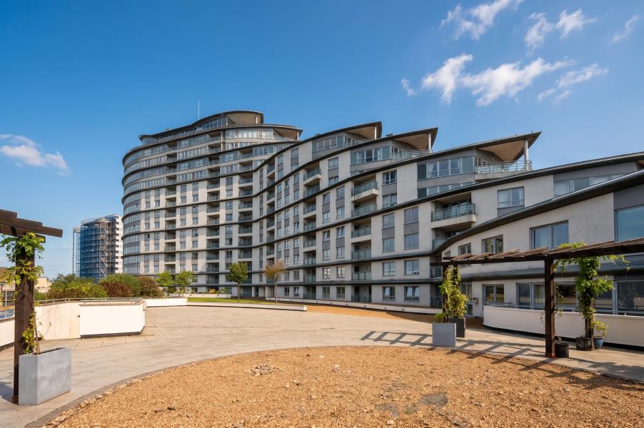 Flat Victoria Square in Woking