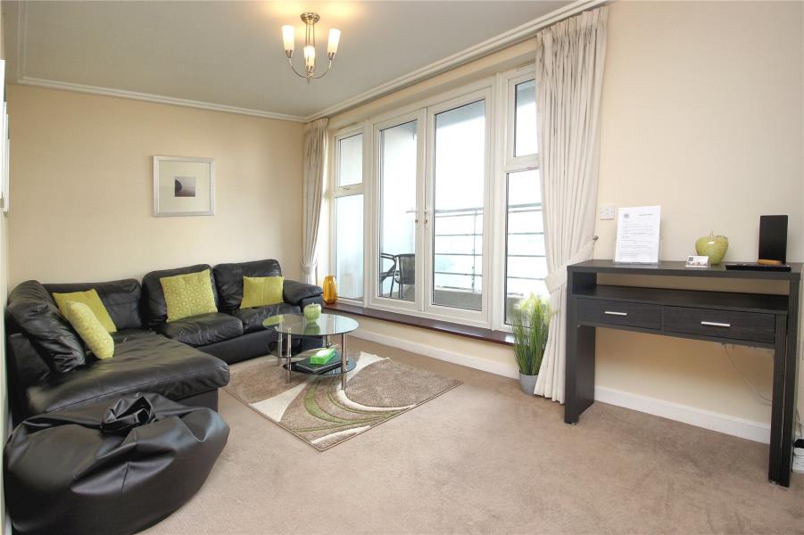 Flat Victoria Square in Woking