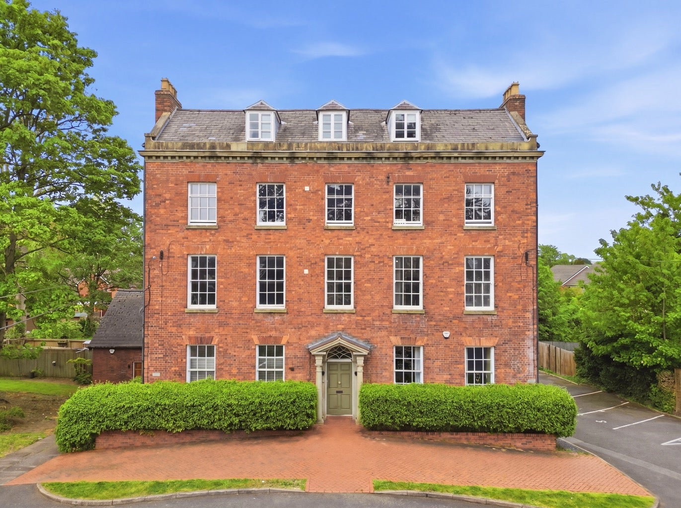 Flat King Charles Close in Wyre Forest