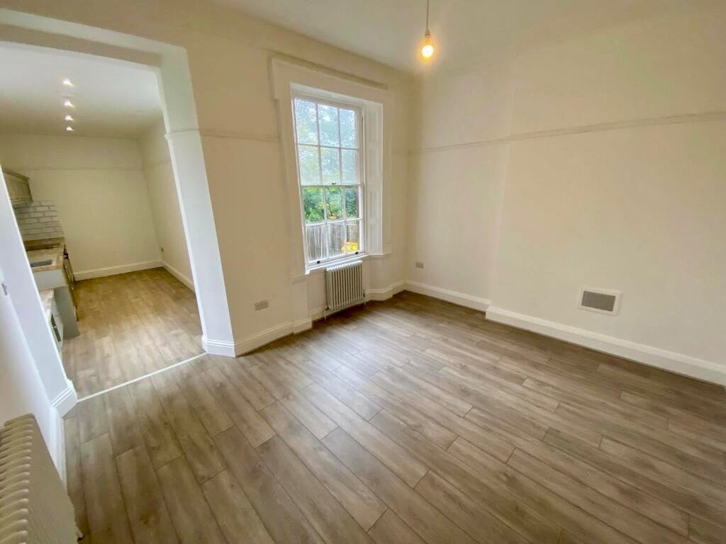 Flat King Charles Close in Wyre Forest