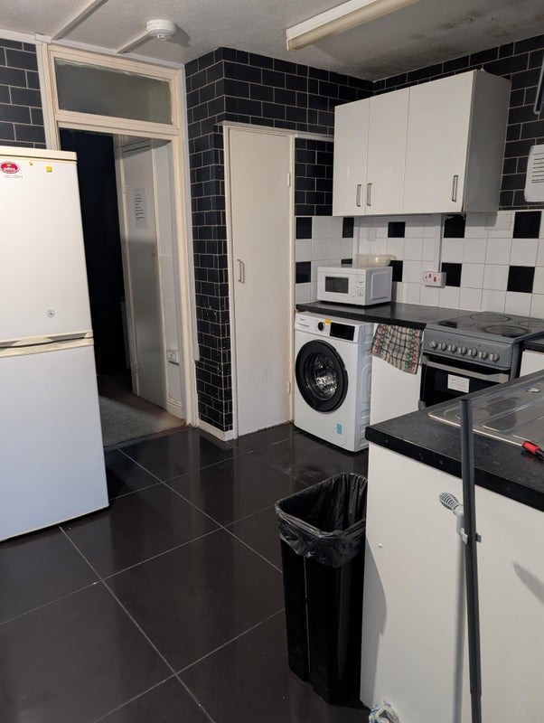 Room Lensbury Way in Greater London