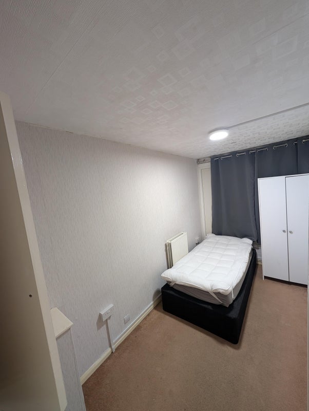 Room Lensbury Way in Greater London