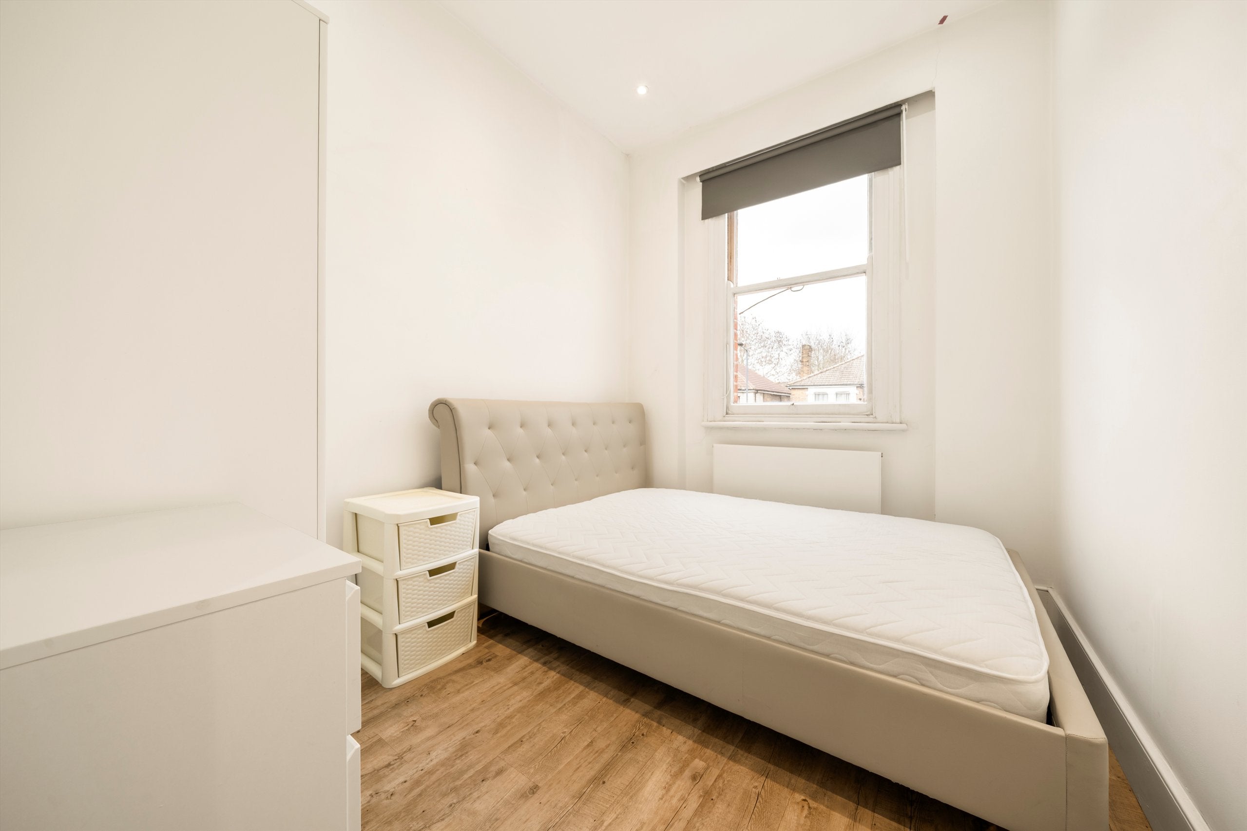 Flat St Pauls Avenue in Greater London