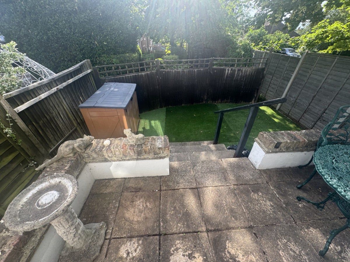 Flat Haling Park Gardens in Greater London