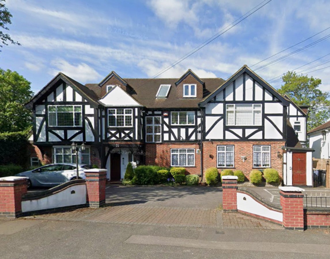 Flat Haling Park Gardens in Greater London
