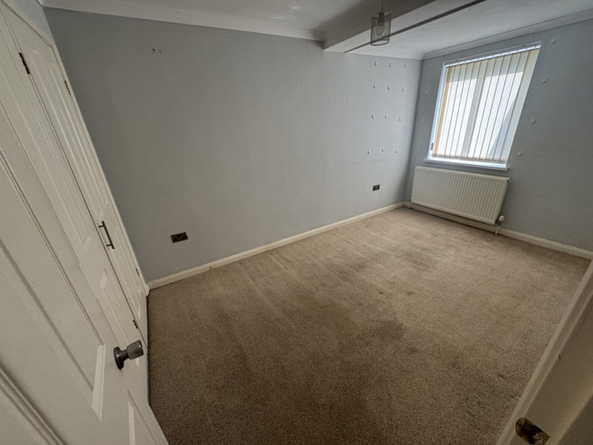 Flat Haling Park Gardens in Greater London