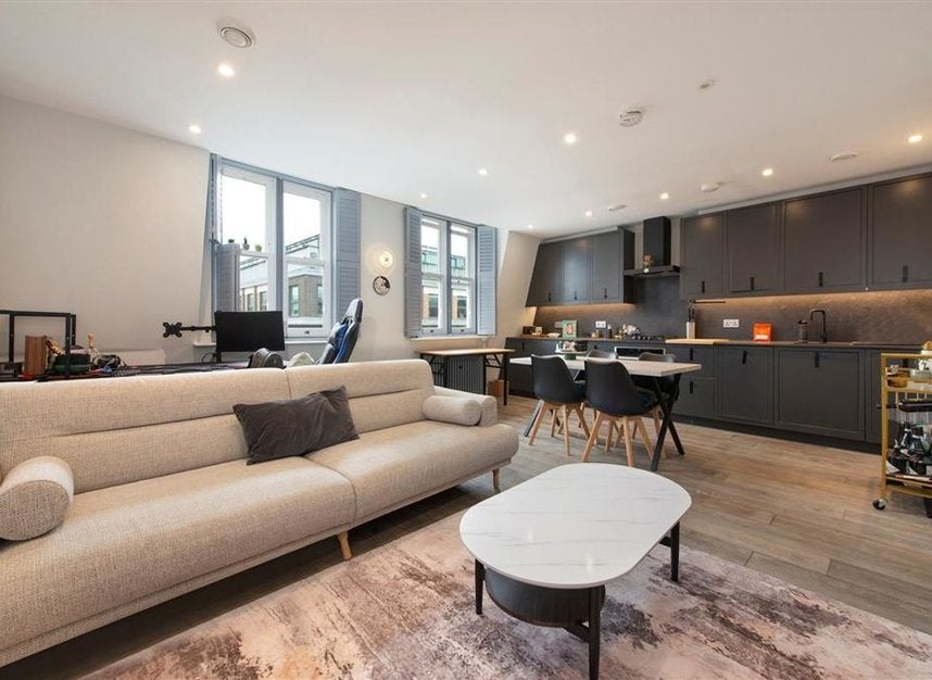 Flat Charlotte Street in Greater London