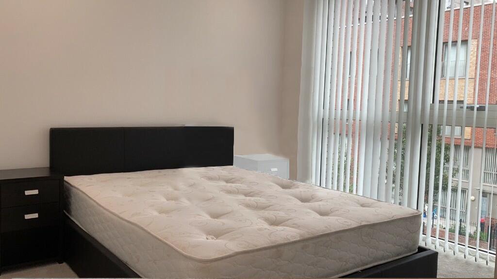 Flat Coster Avenue in Greater London