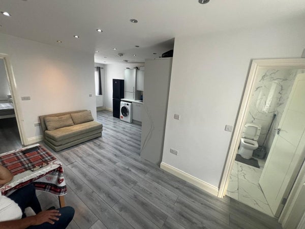 Flat Christchurch Avenue in London