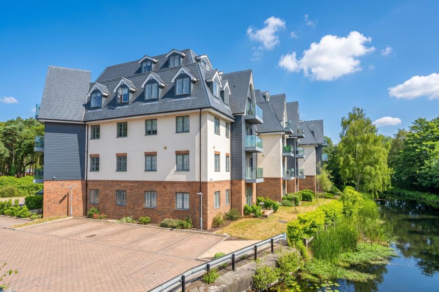 Flat Monument Road in Woking