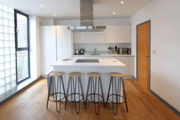 Flat Turner Street in Greater London