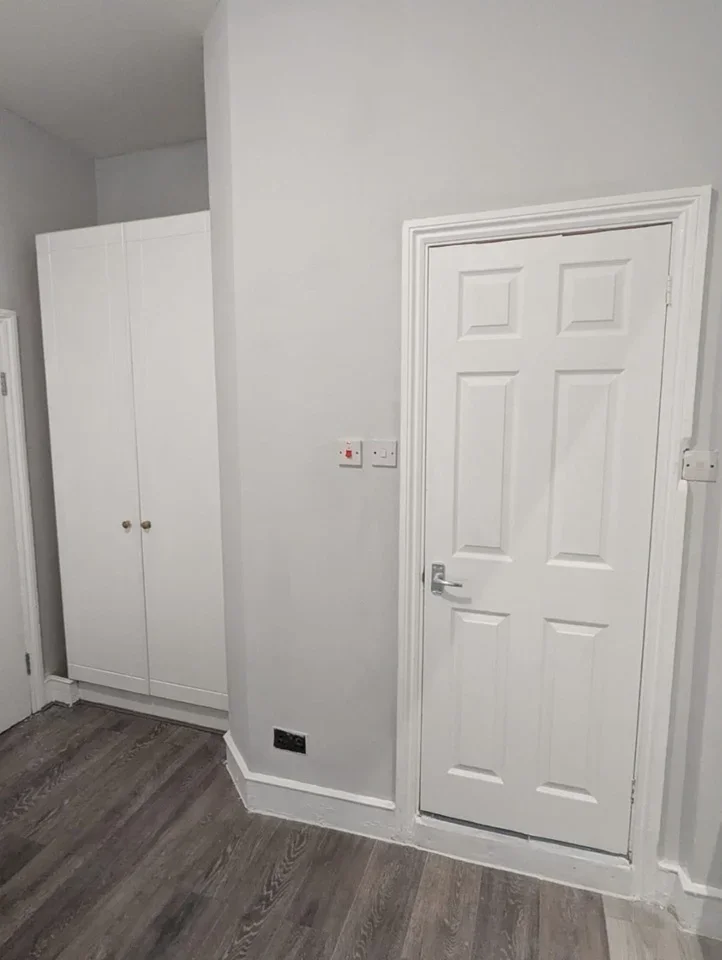 Flat Windus Walk in Greater London