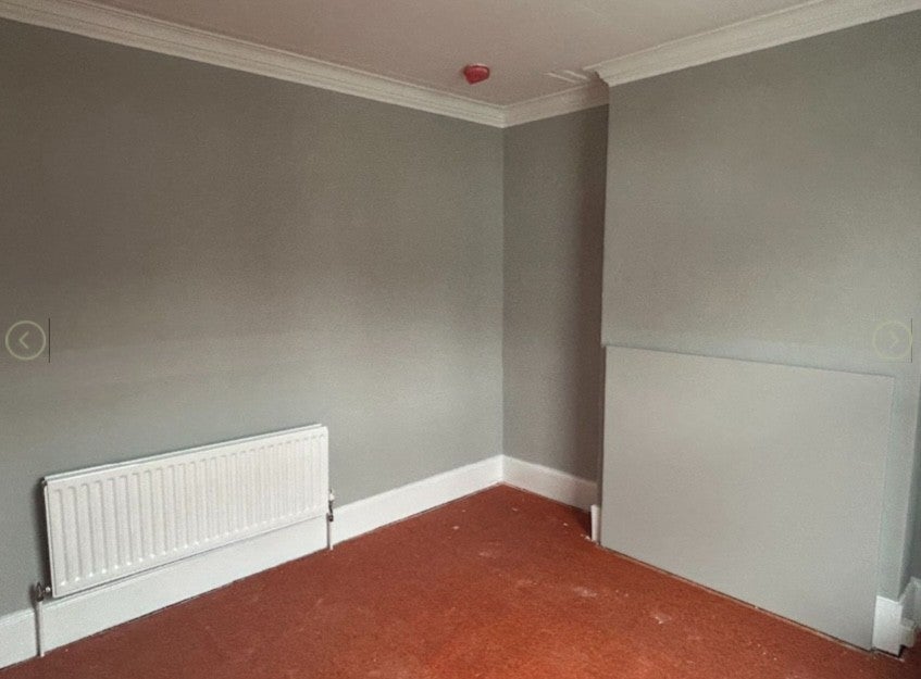 Flat Elmdene Road in Greater London