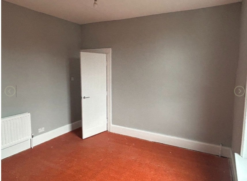Flat Elmdene Road in Greater London