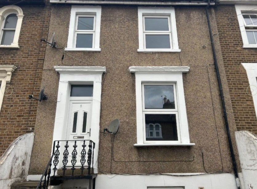 Flat Elmdene Road in Greater London