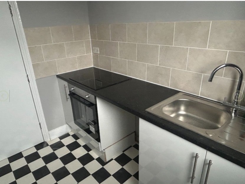 Flat Elmdene Road in Greater London