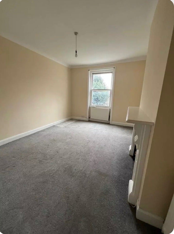 Flat Carholme Road in Greater London