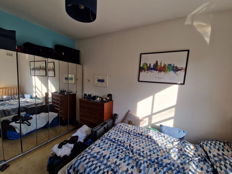 Room Dorset Road in Greater London