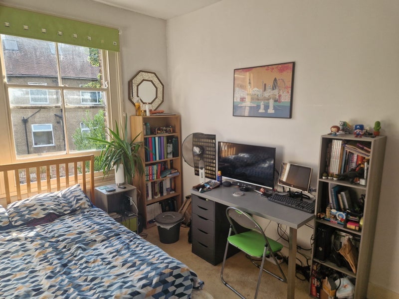 Room Dorset Road in Greater London