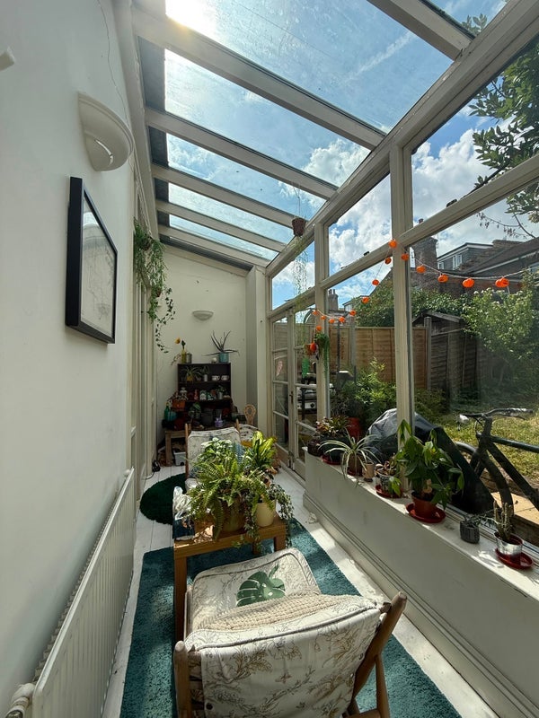 Room Dorset Road in Greater London