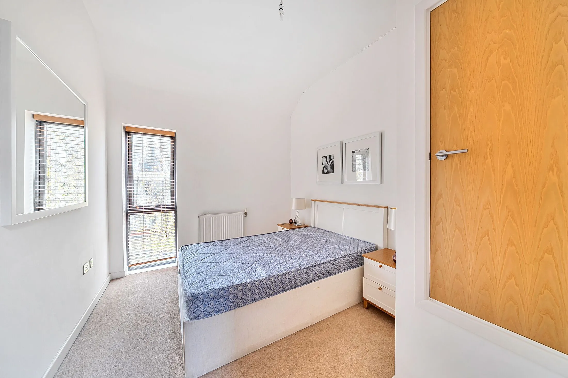 Flat Ringslade Road in Greater London