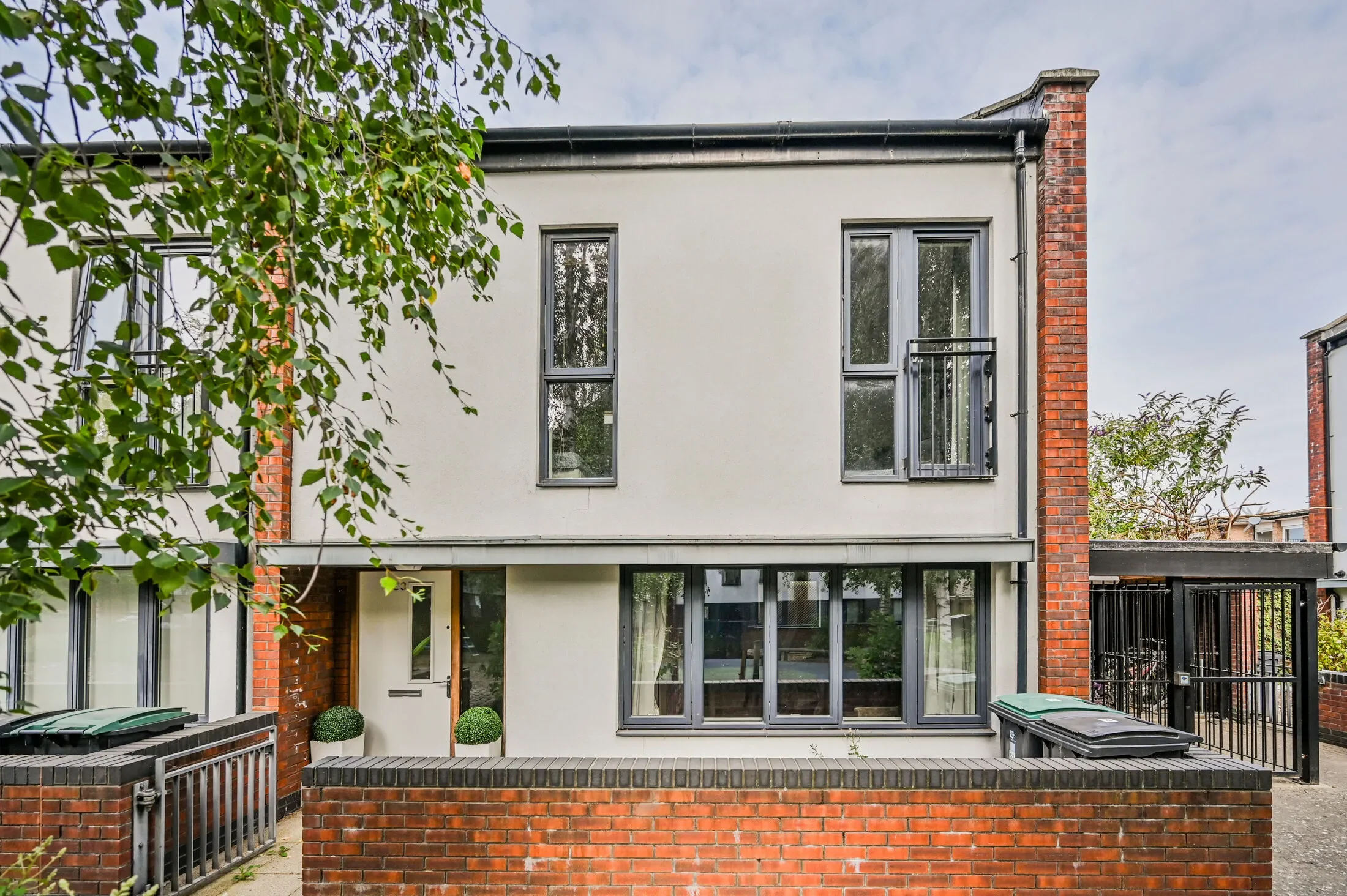Flat Ringslade Road in Greater London