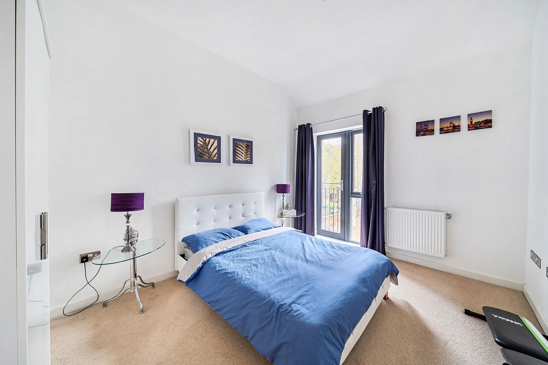 Flat Ringslade Road in Greater London