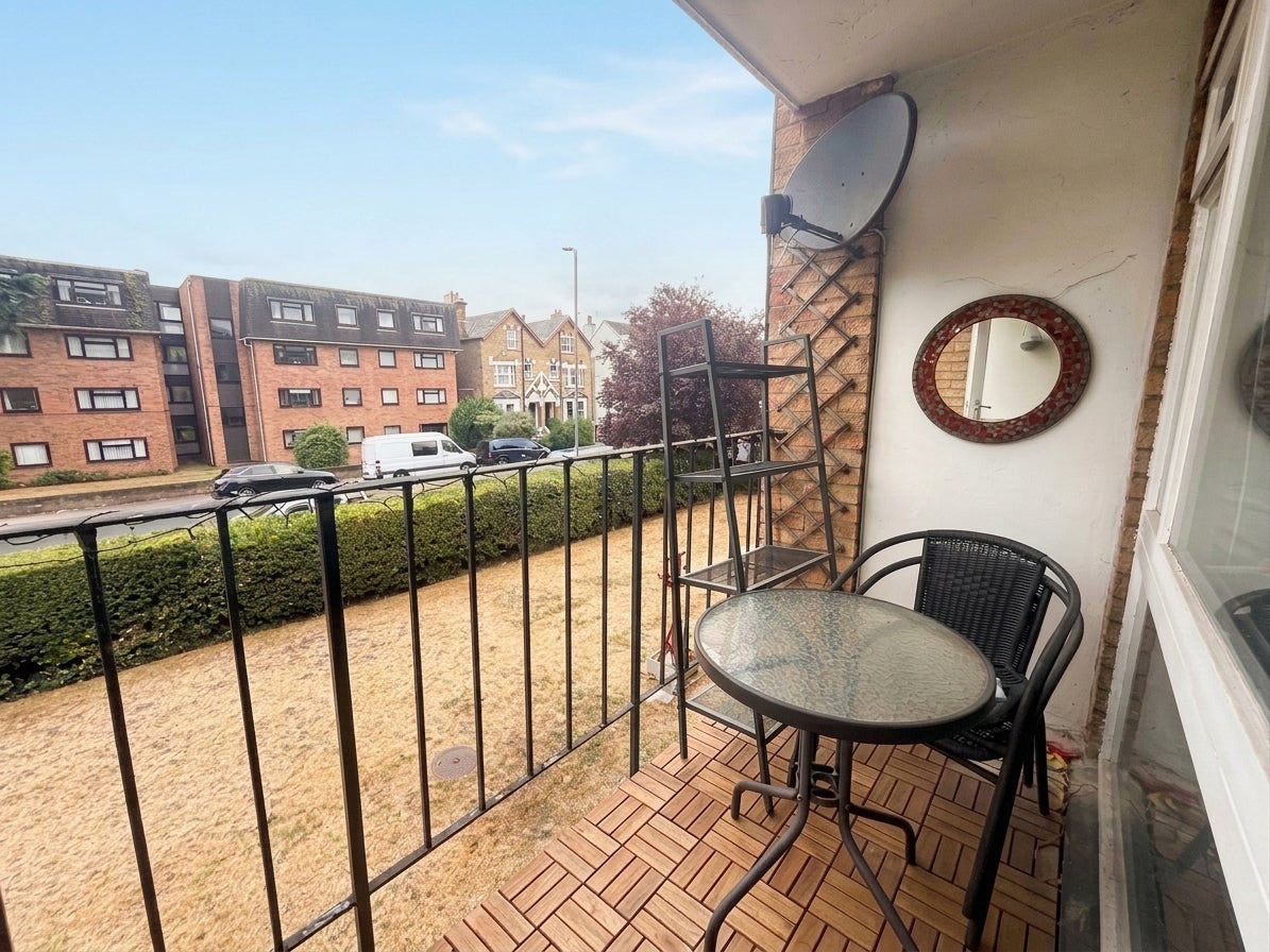 Flat Bromley Road in Greater London