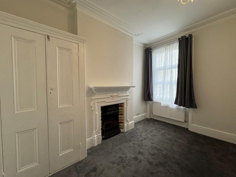 Flat Clifford Gardens in Greater London
