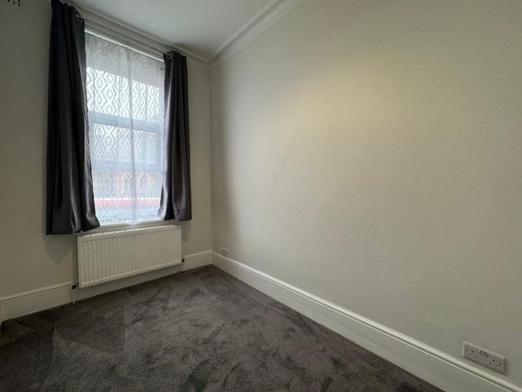 Flat Clifford Gardens in Greater London