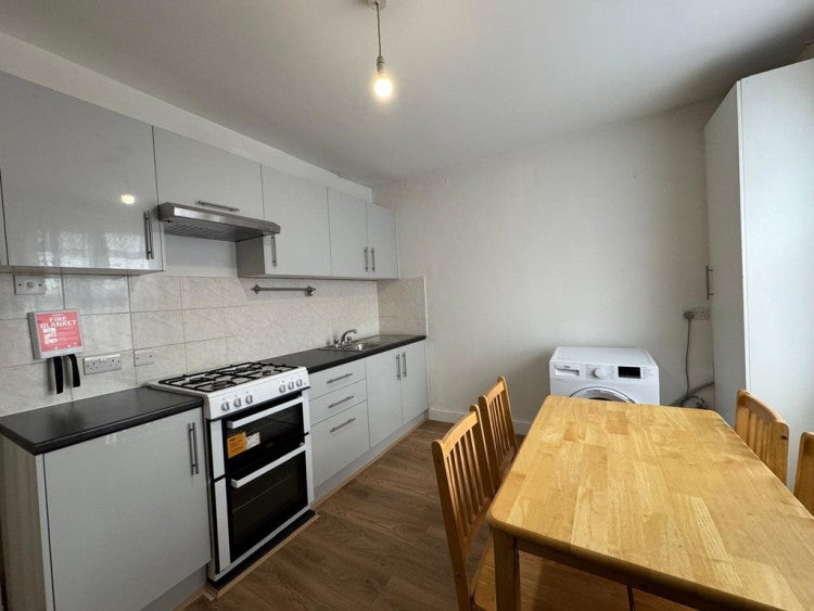 Flat Clifford Gardens in Greater London