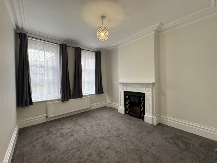 Flat Clifford Gardens in Greater London