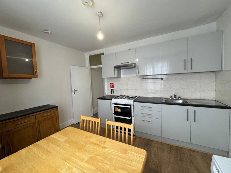 Flat Clifford Gardens in Greater London