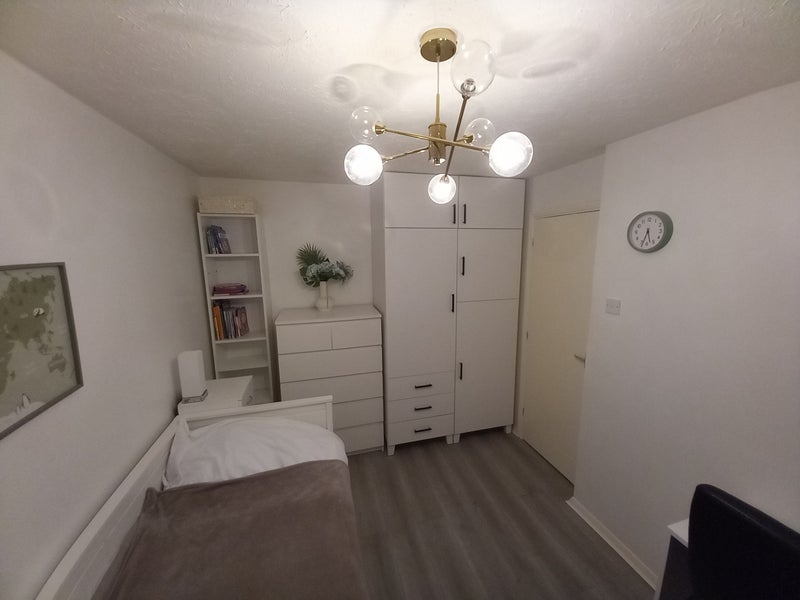 Room Meadowview Road in Greater London