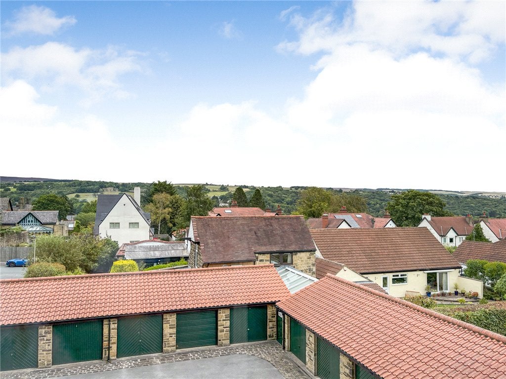 Flat Warlbeck in Bradford