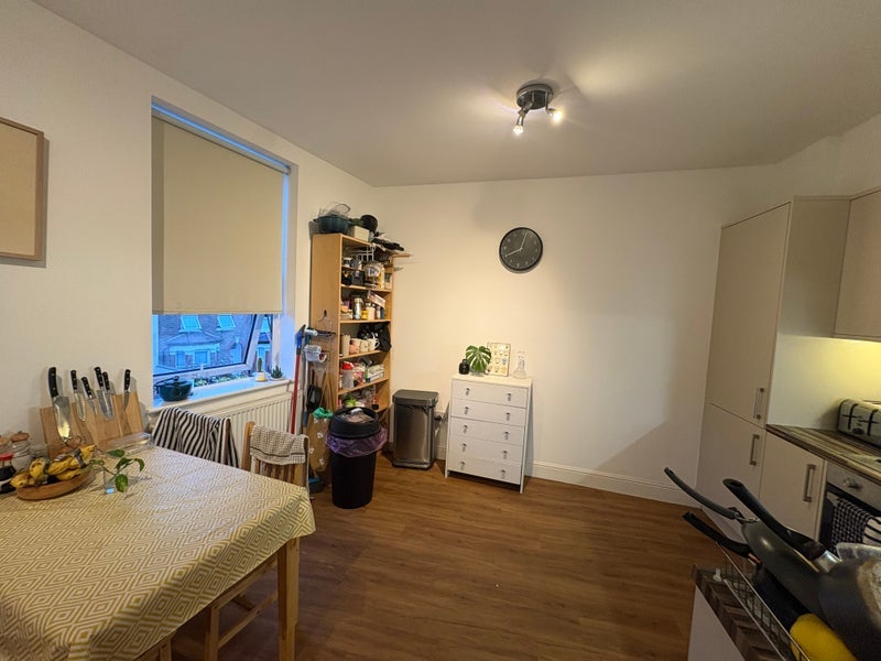 Room Haydons Road in Greater London