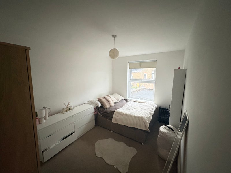 Room Haydons Road in Greater London