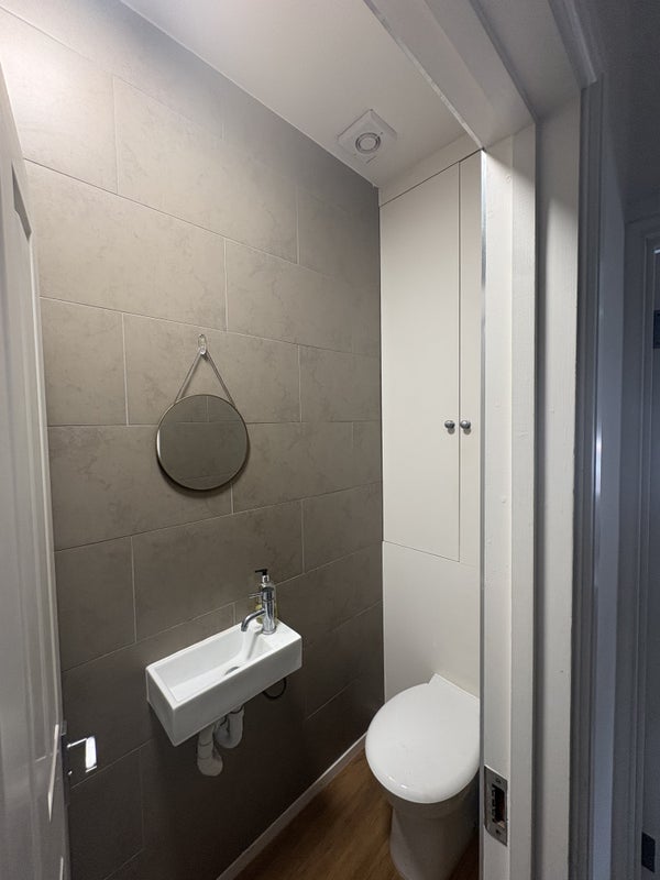 Room Haydons Road in Greater London