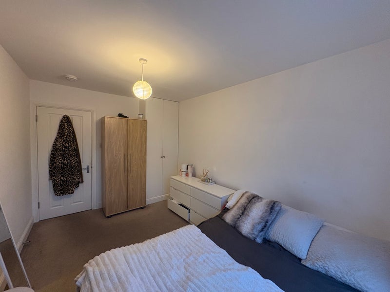 Room Haydons Road in Greater London