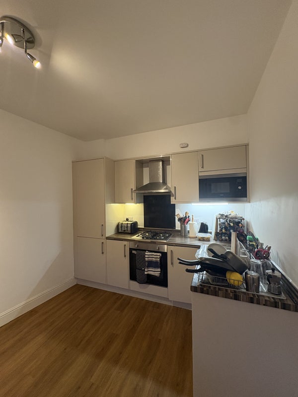 Room Haydons Road in Greater London