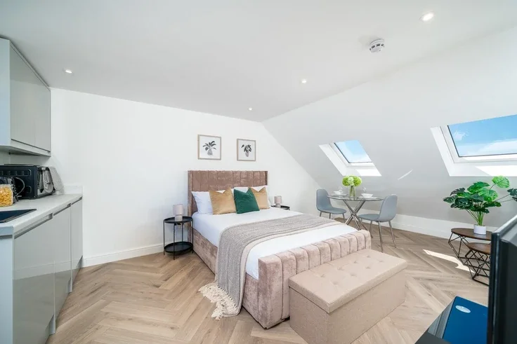 Room Woodmansterne Road in Greater London