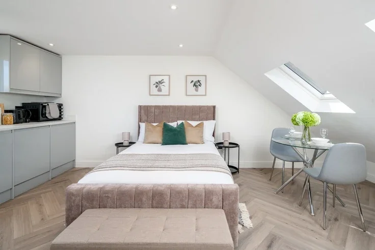 Room Woodmansterne Road in Greater London