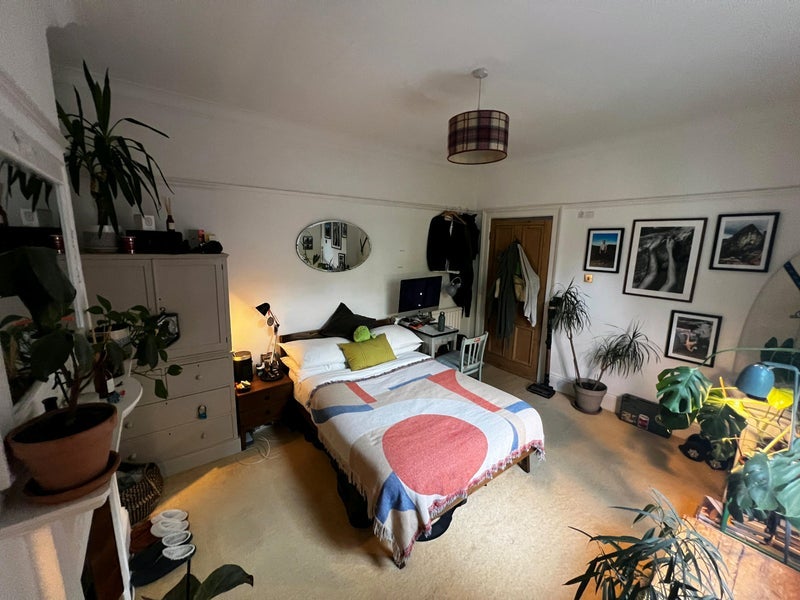 Room Glen Road in Bournemouth