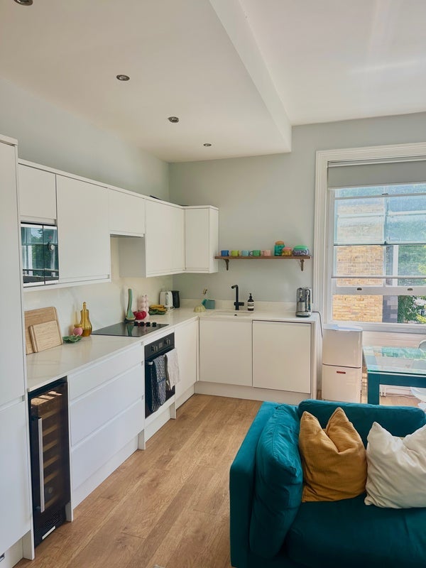 Flat Crescent Grove in Greater London