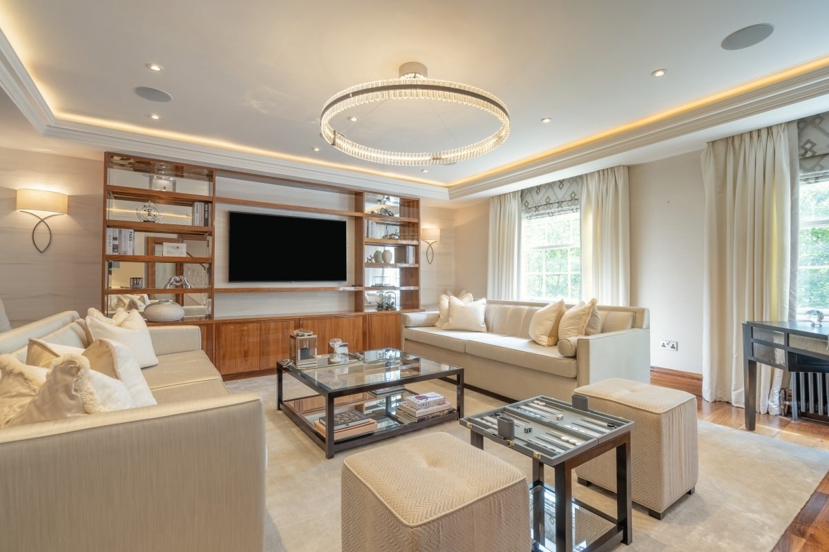 Flat Grosvenor Hill in City of Westminster