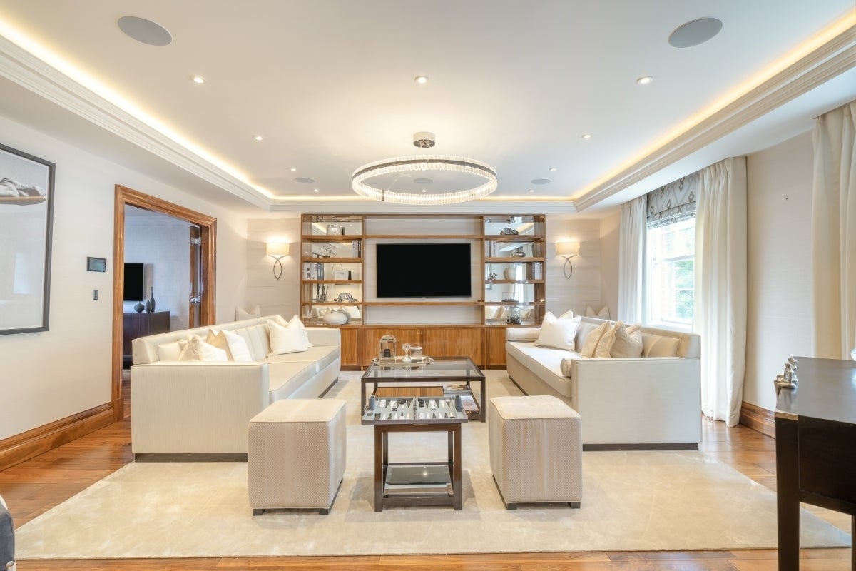 Flat Grosvenor Hill in City of Westminster